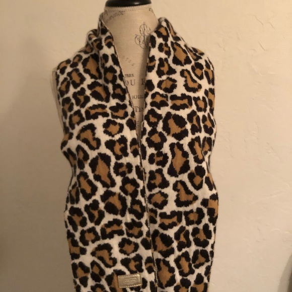 Coach, wool, scarf. Perfect accessory to liven up a winter outfit. - Picture 2 of 4